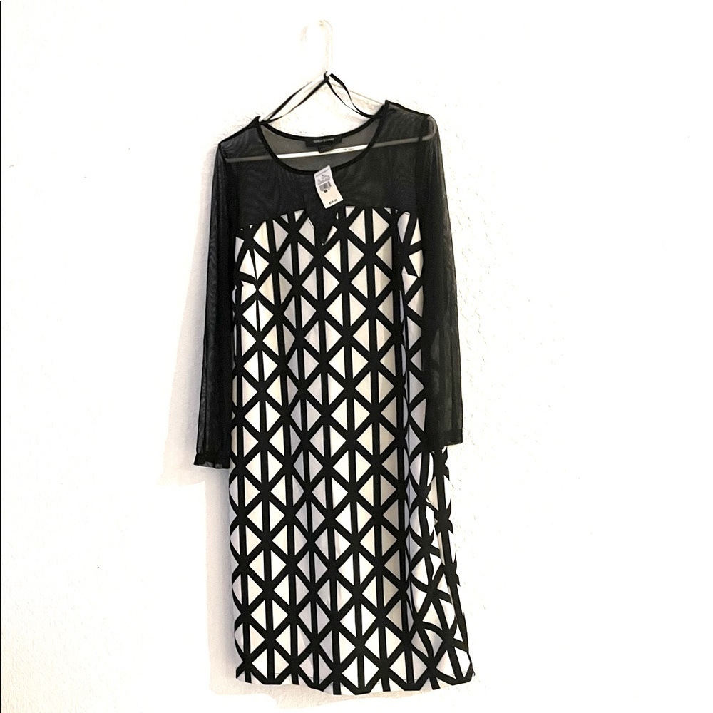 Black and White
Printed
Long Sleeve with Scoop Neck